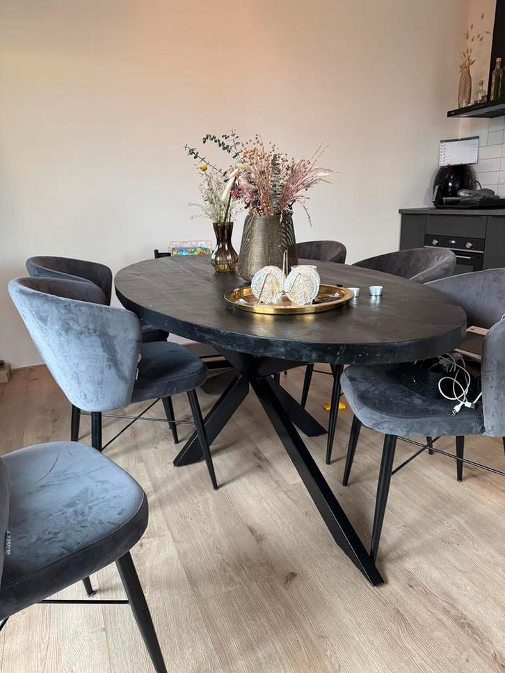Ovale zwarte eettafel, Huis en Inrichting, Tafels | Eettafels, Gebruikt, 100 tot 150 cm, 200 cm of meer, Vijf personen of meer