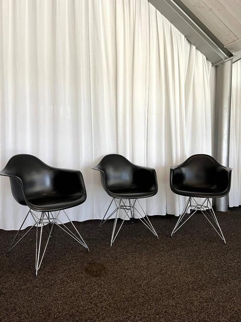 2x Vitra Eames DAR (zo goed als nieuw) + 1x licht gebruikt –, Huis en Inrichting, Stoelen, Zo goed als nieuw, Drie, Kunststof