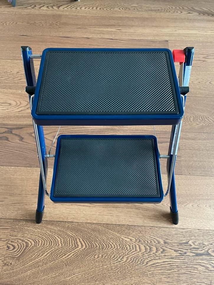 Altrex step stool (2-steps), Doe-het-zelf en Verbouw, Ladders en Trappen, Nieuw, Trap, Minder dan 2 meter, Opvouwbaar of Inschuifbaar