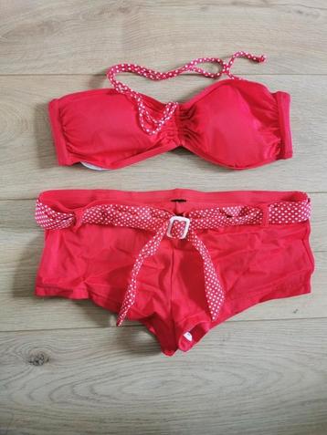 Bikini blauw en rood
Top 85B, broek 44/46
 beschikbaar voor biedingen