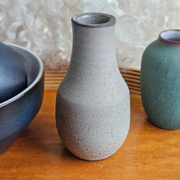 Grijs retro sixties vaasje beschikbaar voor biedingen