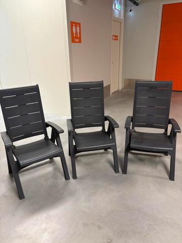 Nette grijze tuinstoelen beschikbaar voor biedingen