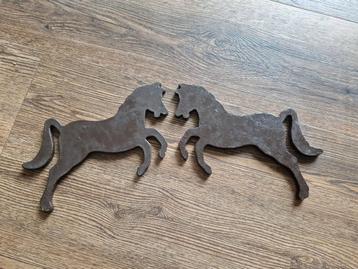 Twee vintage gietijzeren paarden  beschikbaar voor biedingen