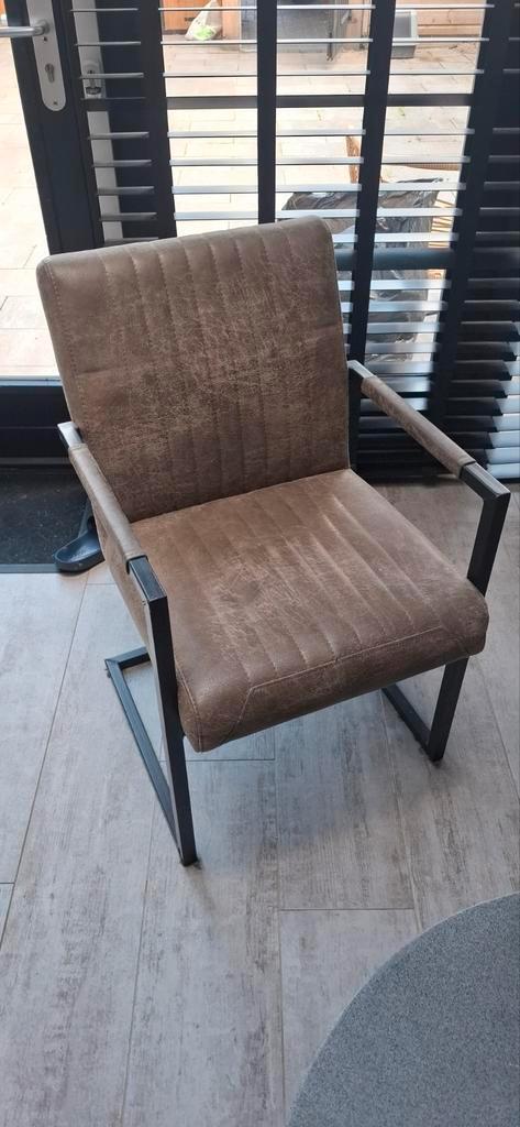 Eetkamerstoel met armleuning 2 stuks, Huis en Inrichting, Stoelen, Zo goed als nieuw, Eén, Metaal, Stof, Bruin, Ophalen of Verzenden
