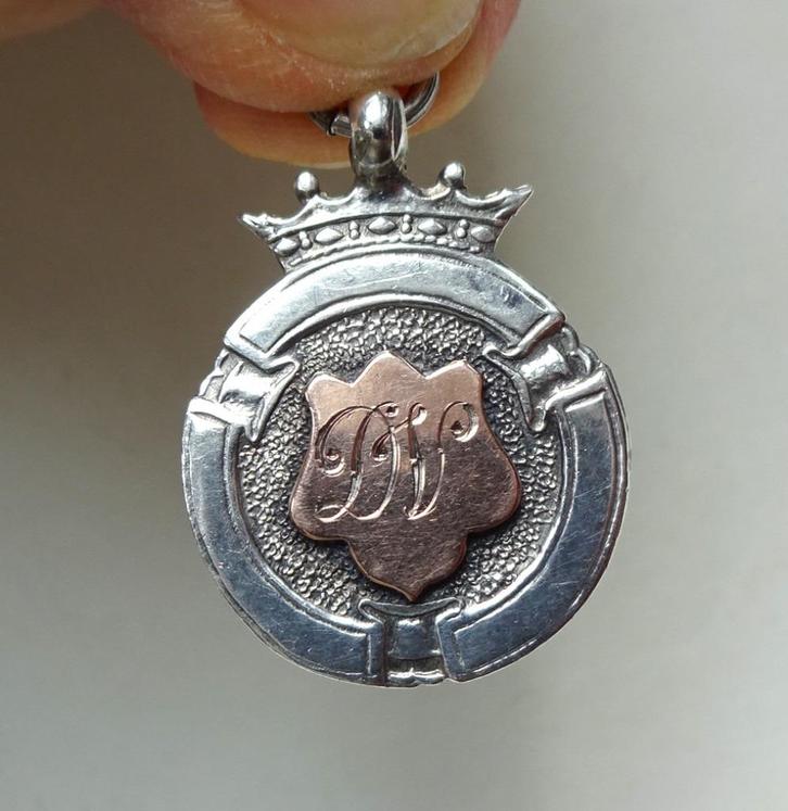 Engelse zilver + goud fob / hanger / medaille. Adams, 1948, Antiek en Kunst, Antiek | Goud en Zilver, Goud, Zilver, Ophalen of Verzenden