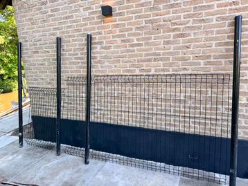 Staafhekwerk zwart met palen  beschikbaar voor biedingen