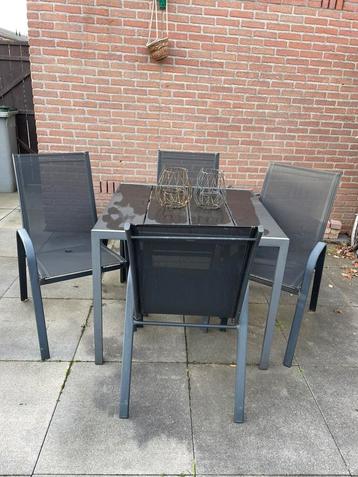 Tuintafel met 4 stoelen beschikbaar voor biedingen