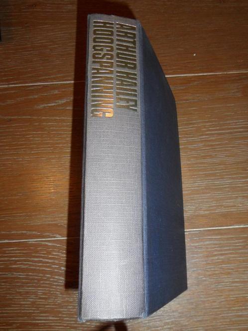 Gebonden stoffen exemplaar: Arthur Hailey - Hoogspanning, Boeken, Romans, Gelezen, Amerika, Ophalen of Verzenden