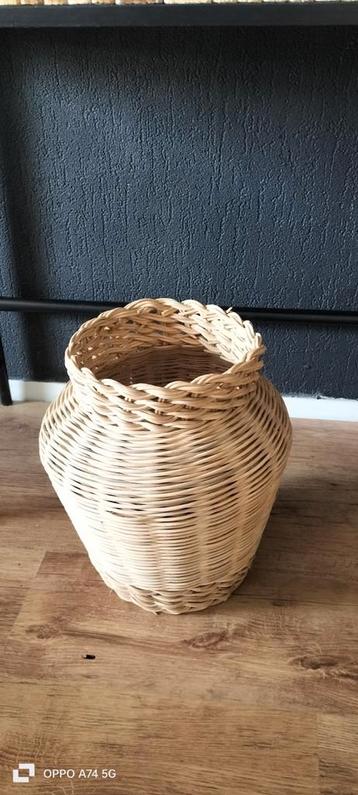 Mooie rieten mand  beschikbaar voor biedingen