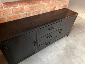 Zwart industrieel dressior beschikbaar voor biedingen