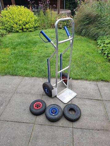 Steekwagen met 3 extra banden beschikbaar voor biedingen