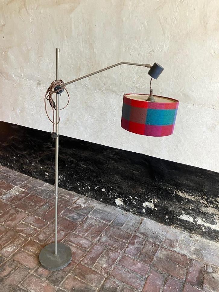 Retro vloerlamp met instelbare arm, Huis en Inrichting, Lampen | Vloerlampen, Gebruikt, 100 tot 150 cm, Metaal, Stof, Overige materialen