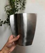 Metalen bloempot / vaas in moderne vormgeving, Huis en Inrichting, Woonaccessoires | Vazen, Ophalen of Verzenden