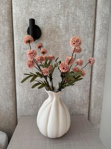 NIEUW Japandi vaas in off white met pom pom kunstbloemen beschikbaar voor biedingen