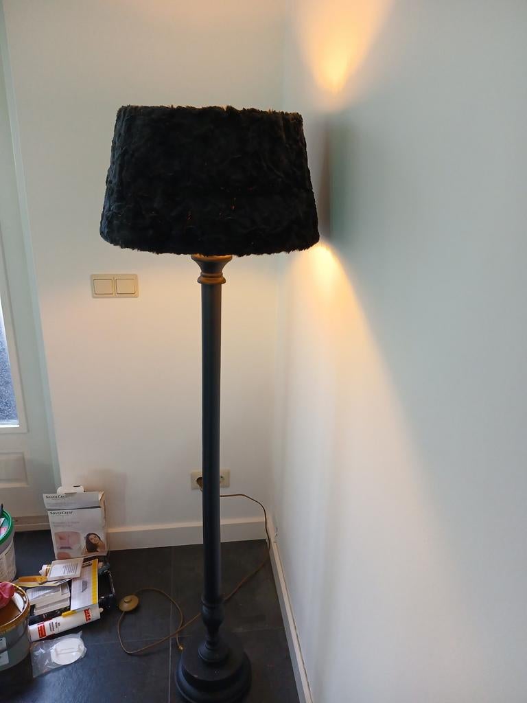 Zwarte staande lamp met "zwarte bont" stof., Ophalen, Stof, 150 tot 200 cm