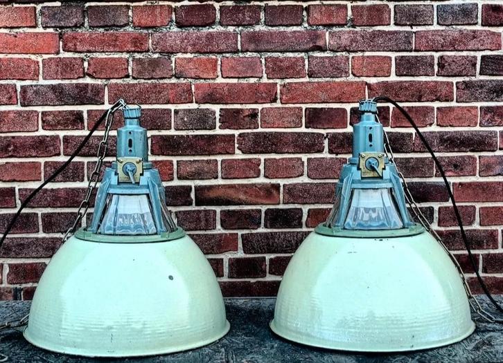 Vintage groene emaille industriële hanglamp met glas (CCCP)., Huis en Inrichting, Lampen | Hanglampen, Minder dan 50 cm, Glas