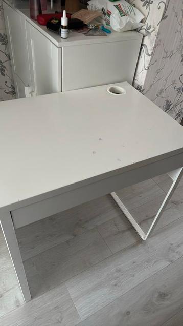 Ikea bureau beschikbaar voor biedingen