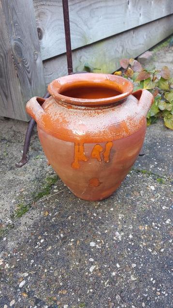 Oude Aardewerk Pot uit Frankrijk  beschikbaar voor biedingen