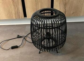 Leuke zwarte lamp beschikbaar voor biedingen