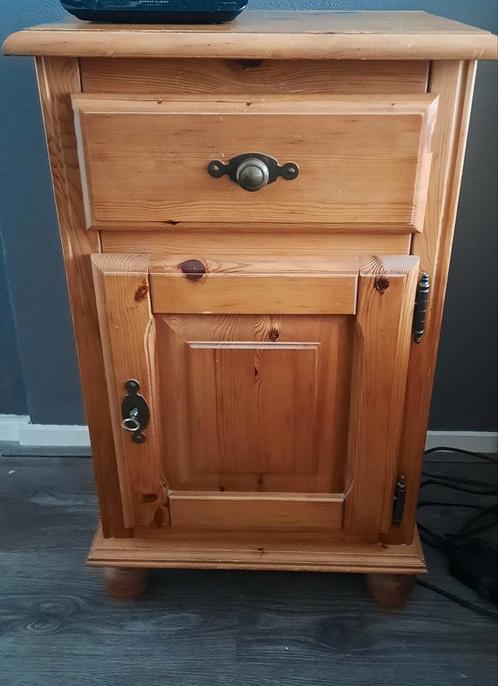 2 mooie, massief grenen (nacht)kastjes - H70, B42, D34, Huis en Inrichting, Slaapkamer | Nachtkastjes, Zo goed als nieuw, Hout