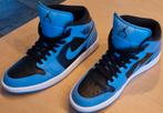 NIKE AIR JORDAN 1 MID UNIVERSITY BLUE BLACK Maat 42,5, Ophalen, Zo goed als nieuw, Schoenen