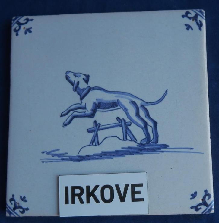 DELFT BLAUWE TEGEL MET HOND * Heel Apart *, Antiek en Kunst, Antiek | Wandborden en Tegels, Verzenden