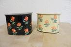 2 vintage blikjes van Tomado, zwart met roosjes en creme, Ophalen of Verzenden, Gebruikt, Overige, Overige merken
