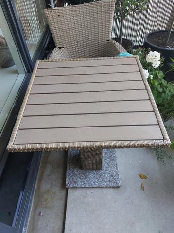 Buiten tafel beschikbaar voor biedingen