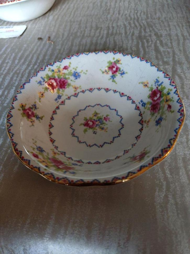 Royal Albert Schaaltje, PETIT POINT FRUIT LUIER, Antiek en Kunst, Antiek | Schalen, Ophalen of Verzenden