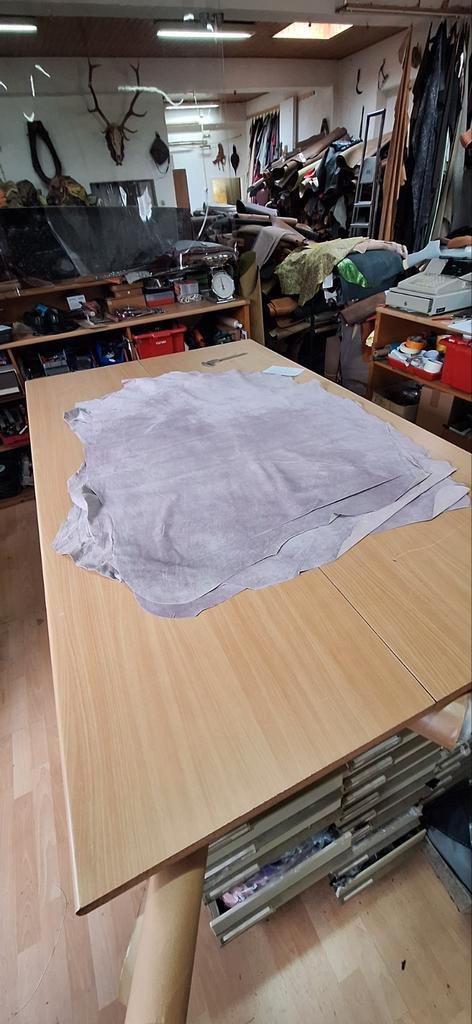 Pigskin suède, Rosé, 1,25 per voet AA kwaliteit., Hobby en Vrije tijd, Stoffen en Lappen, Nieuw, Leer of Kunstleer, 30 tot 120 cm