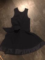 Le chic jurk met strik op de rug en veel glitters maat 128, Kinderen en Baby's, Kinderkleding | Maat 128, Ophalen of Verzenden