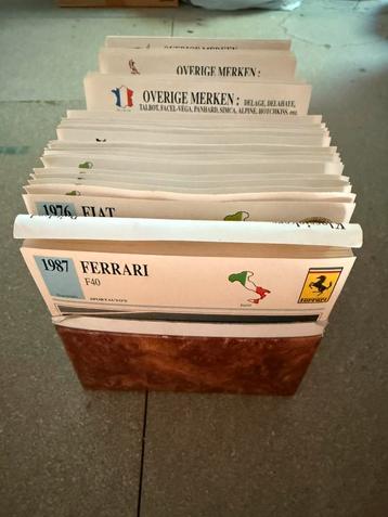 Bak met autokaarten beschikbaar voor biedingen