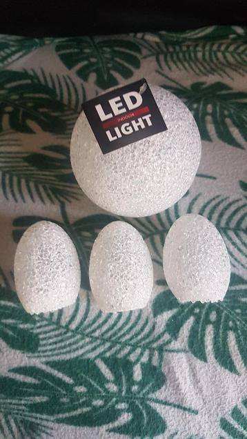 Zo goed als nieuw 4 lichtgevende ballen/ei beschikbaar voor biedingen