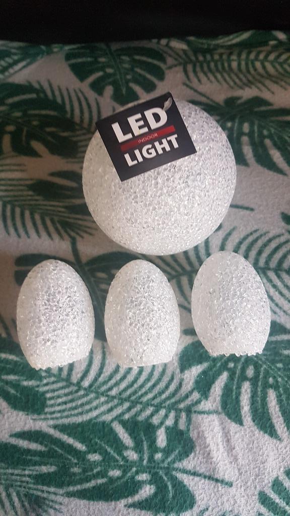 Zo goed als nieuw 4 lichtgevende ballen/ei, Huis en Inrichting, Lampen | Overige, Zo goed als nieuw, Ophalen of Verzenden