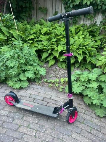 Leuke zwart/ roze Move step 145 inklapbaar/ verstelbaar beschikbaar voor biedingen