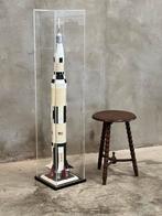 Zeer groot model Saturnus V Apollo raket in vitrine, Hobby en Vrije tijd, Modelbouw | Overige, Ophalen
