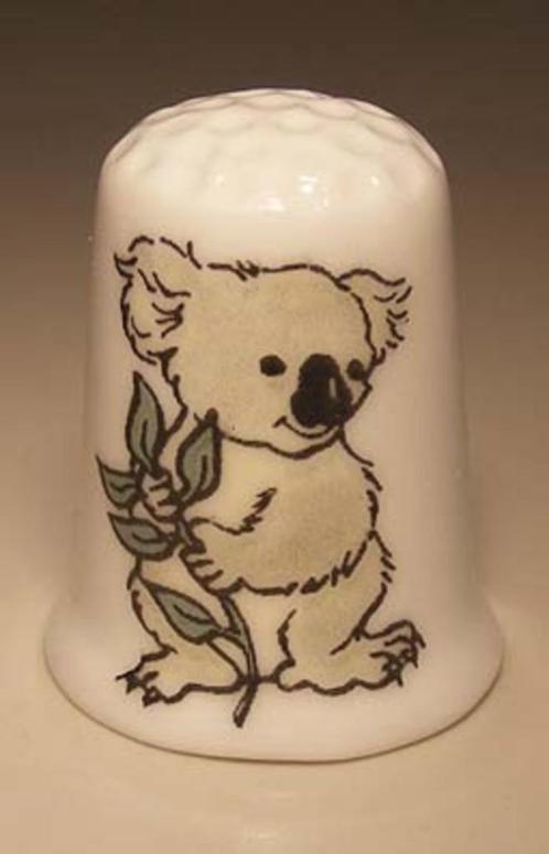 Koala beer met bamboe tekening vingerhoedje, Verzamelen, Vingerhoedjes, Nieuw, Nederland, Porselein, Ophalen of Verzenden