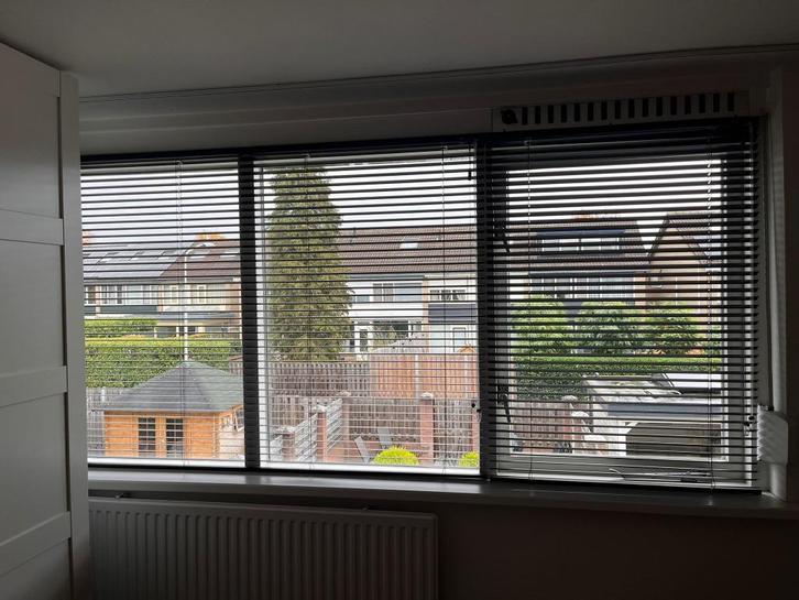 Bece aluminium raamdecoratie te koop, Huis en Inrichting, Stoffering | Gordijnen en Lamellen, Zo goed als nieuw, 100 tot 150 cm