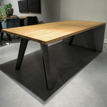Xooon Eettafel Kinna 220 cm Hout met Zwart Metalen Poot beschikbaar voor biedingen