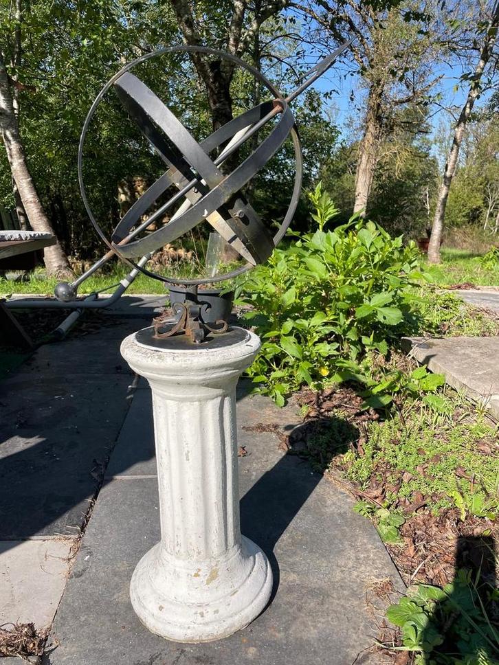 Zonnewijzer op sokkel - Eind November Leverbaar, Tuin en Terras, Tuinbeelden, Gebruikt, Overige typen, Metaal, Ophalen