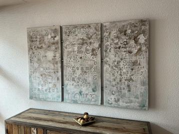 Diverse mooi passende wand decoraties, lampen en decoratieve beschikbaar voor biedingen