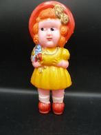 Oude plastic (celluloid) rammelaar bloemenmeisje, Ophalen of Verzenden