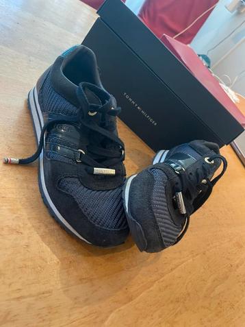 Donkerblauwe sneakers van Tommy Hilfiger beschikbaar voor biedingen