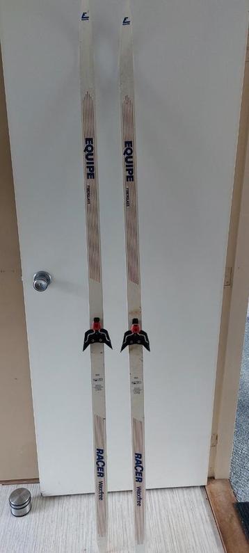 Langlaufskies uit jaren 80, leuk als decor of rekwisiet beschikbaar voor biedingen