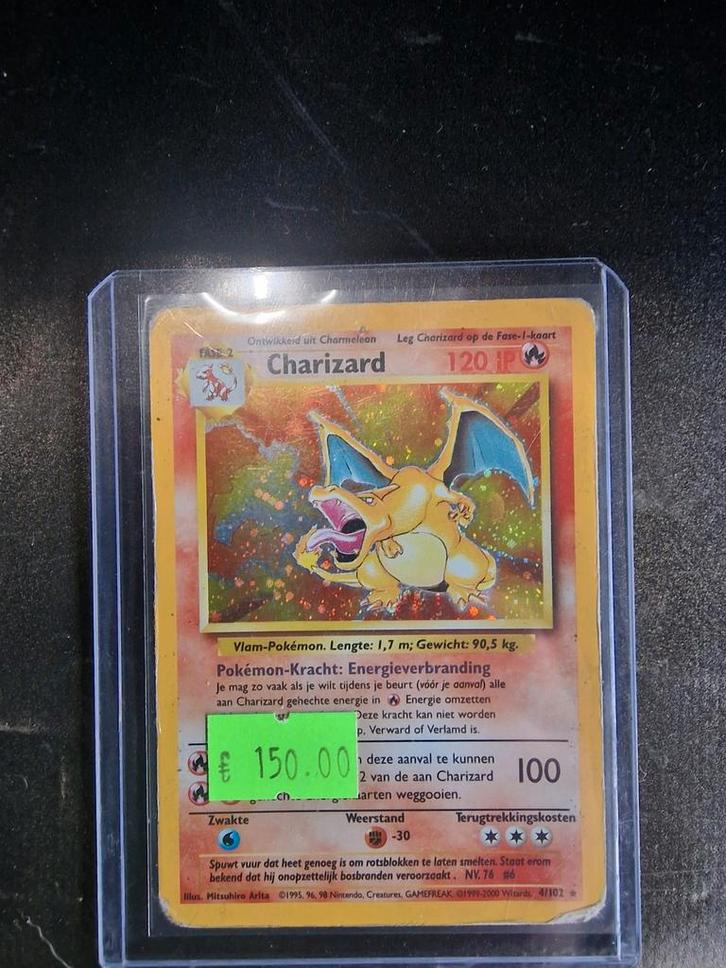 Charizard base set NL 4/102 zeer beschadigd, Hobby en Vrije tijd, Verzamelkaartspellen | Pokémon, Zo goed als nieuw, Ophalen of Verzenden