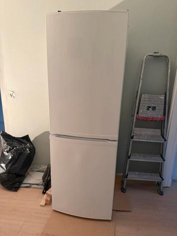 Koelkast koelvriescombinatie 174x60x60 beschikbaar voor biedingen