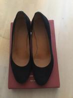 Zwart suède Voltan pump, mt. 39, Kleding | Dames, Schoenen, Pumps, Verzenden, Zwart, Voltan