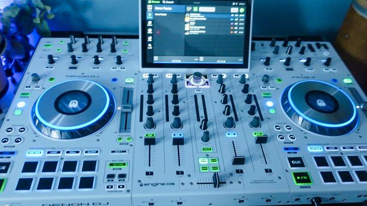 Denon DJ Prime 4 SE White + Flightcase, Muziek en Instrumenten, Dj-sets en Draaitafels, Zo goed als nieuw, Dj-set, Denon, Ophalen