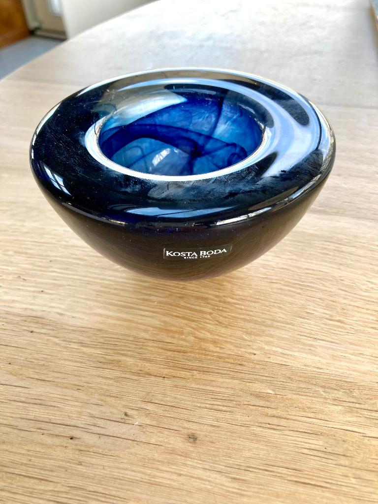 Kosta Boda Zweden: blauwe kandelaar/kom Atoll. Anna Ehrner., Ophalen of Verzenden