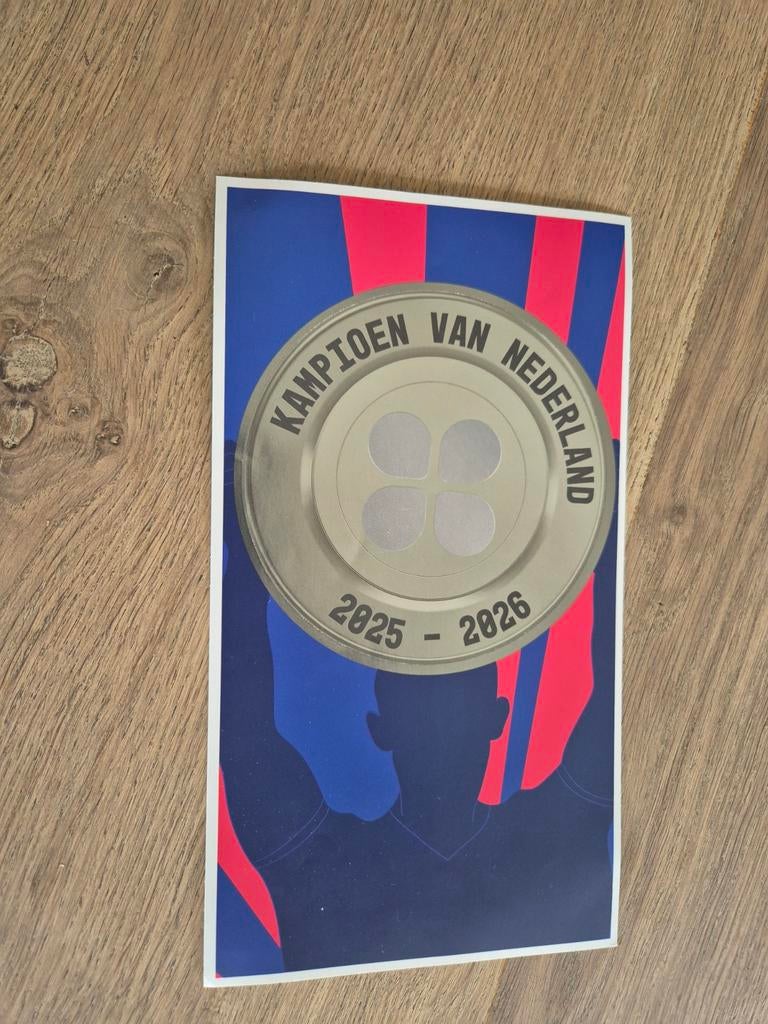 Plus voetbal sticker kampioen schaal 2025 2026, Verzamelen, Sportartikelen en Voetbal, Ophalen of Verzenden, Zo goed als nieuw